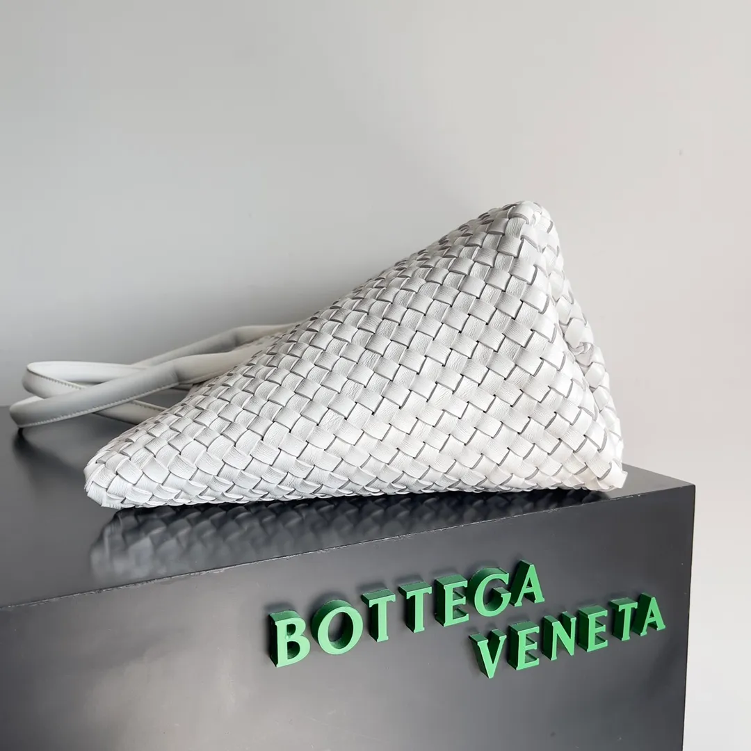 Batch 2860 Classic returns... (large size 51cm) • Cabat, born in 2001, is one of the most iconic styles of the Bottega Veneta workshop. The whole bag is made of top-grade imported lambskin. There is no exposed logo on the whole bag, but with the classic wide woven elements, you can tell who it belongs to at a glance! Can be carried on one shoulder, very practical! Style number: 608811 Size: 51*18*28
